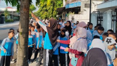 Siswa kelas atas didampingi guru melakukan aksi cabut paku di pohon saat penutupan FORTASIB SD Muh PK Banyudono.