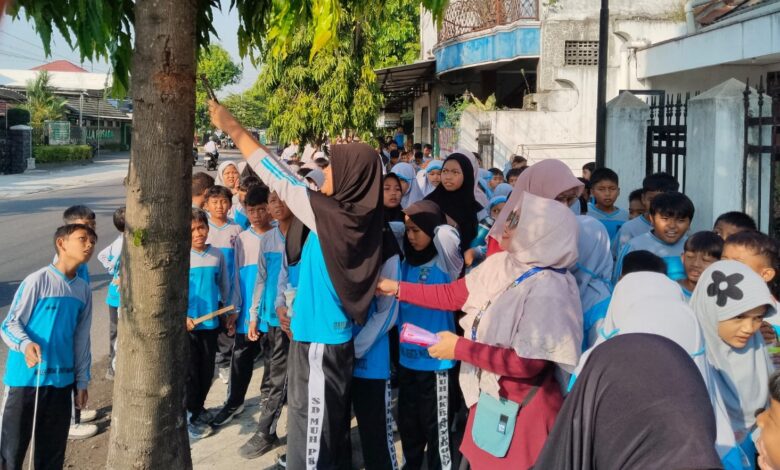 Siswa kelas atas didampingi guru melakukan aksi cabut paku di pohon saat penutupan FORTASIB SD Muh PK Banyudono.