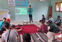 Mahasiswa UMS memaparkan materi teori metode terapi hortikultura berbasis vermikompos di hadapan komunitas difabel Karya Manunggal Boyolali.