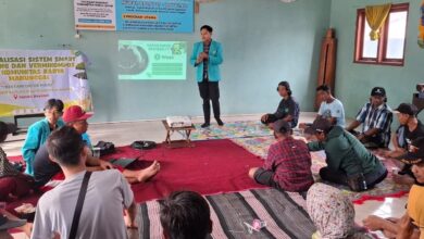 Mahasiswa UMS memaparkan materi teori metode terapi hortikultura berbasis vermikompos di hadapan komunitas difabel Karya Manunggal Boyolali.