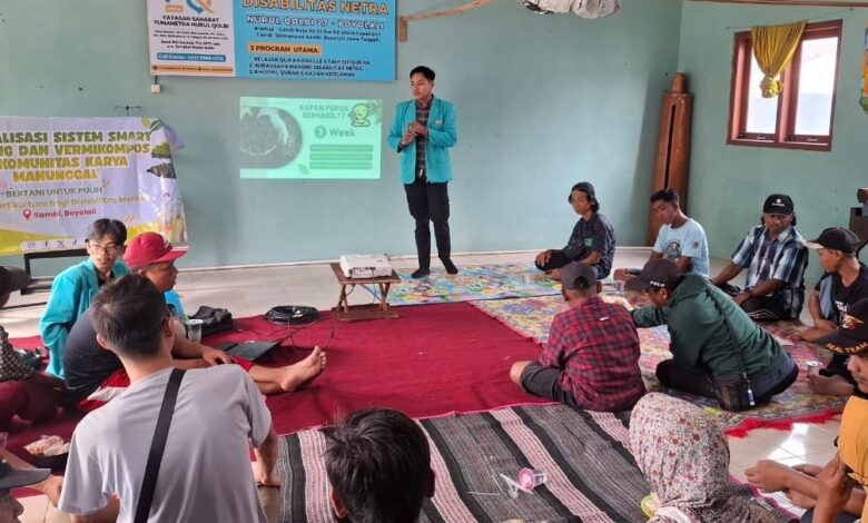Mahasiswa UMS memaparkan materi teori metode terapi hortikultura berbasis vermikompos di hadapan komunitas difabel Karya Manunggal Boyolali.