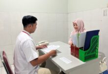 Mahasiswa saat mengikuti simulasi stasiun pendaftaran dalam Uji OSCE RMIK perdana yang diselenggarakan oleh AKM Temanggung.