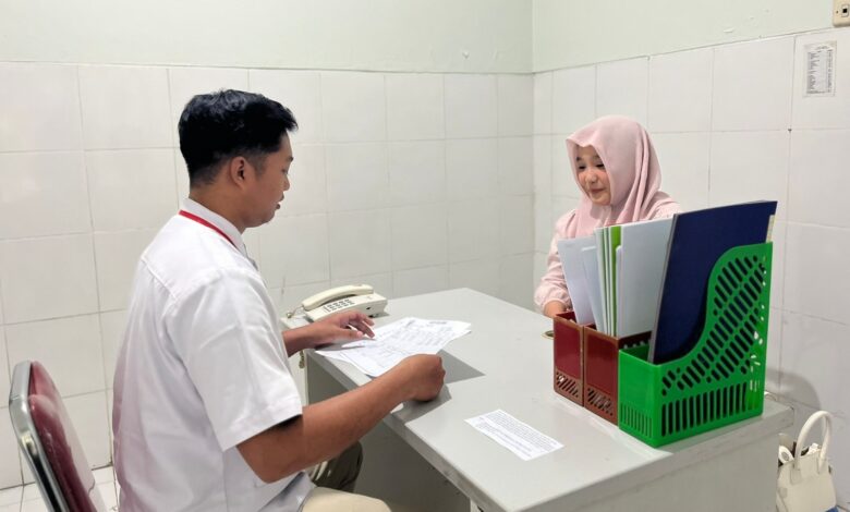 Mahasiswa saat mengikuti simulasi stasiun pendaftaran dalam Uji OSCE RMIK perdana yang diselenggarakan oleh AKM Temanggung.