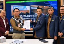 Foto seremonial penandatanganan naskah kerjasama MoA antara perwakilan Fakultas Agama Islam (FAI) UMS dan FPIPS UPI di depan layar digital besar yang menampilkan logo kedua universitas dan teks "Eminence Lecture".