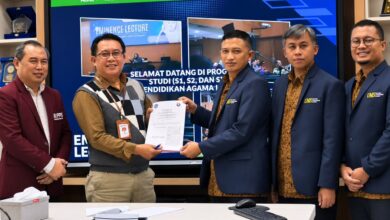 Foto seremonial penandatanganan naskah kerjasama MoA antara perwakilan Fakultas Agama Islam (FAI) UMS dan FPIPS UPI di depan layar digital besar yang menampilkan logo kedua universitas dan teks "Eminence Lecture".