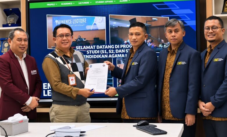 Foto seremonial penandatanganan naskah kerjasama MoA antara perwakilan Fakultas Agama Islam (FAI) UMS dan FPIPS UPI di depan layar digital besar yang menampilkan logo kedua universitas dan teks "Eminence Lecture".