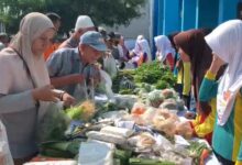 Para warga sedang memilih paket sayuran gratis dalam aksi sosial siswa di SMP Muhammadiyah 1 Cilacap saat harga sembako naik.
