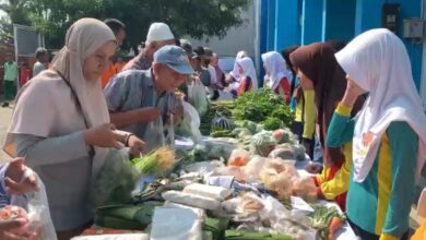 Para warga sedang memilih paket sayuran gratis dalam aksi sosial siswa di SMP Muhammadiyah 1 Cilacap saat harga sembako naik.