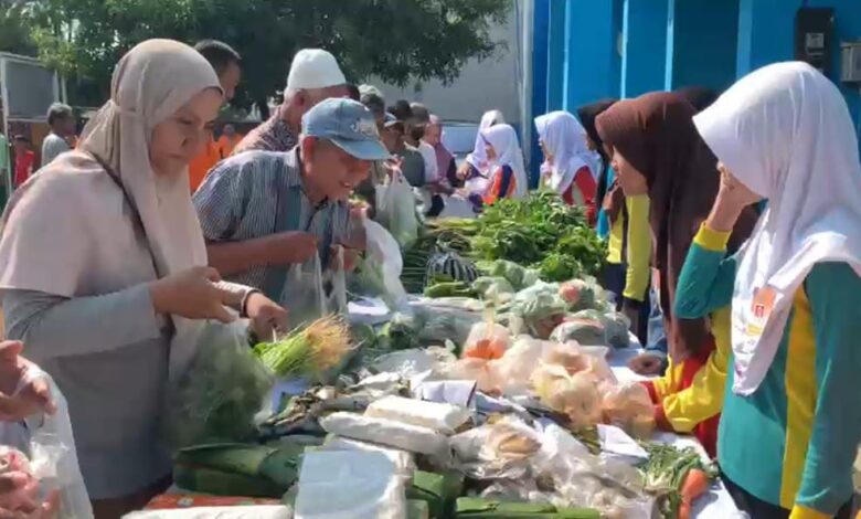 Para warga sedang memilih paket sayuran gratis dalam aksi sosial siswa di SMP Muhammadiyah 1 Cilacap saat harga sembako naik.