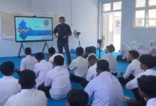 Suasana sosialisasi BNN Kota Banda Aceh tentang bahaya narkoba bagi pelajar baru saat MPLS di SMK Muhammadiyah Banda Aceh. Tampak seorang pemateri dari BNN sedang memaparkan materi di depan siswa yang duduk di lantai.