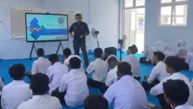 Suasana sosialisasi BNN Kota Banda Aceh tentang bahaya narkoba bagi pelajar baru saat MPLS di SMK Muhammadiyah Banda Aceh. Tampak seorang pemateri dari BNN sedang memaparkan materi di depan siswa yang duduk di lantai.