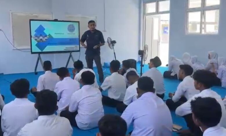 Suasana sosialisasi BNN Kota Banda Aceh tentang bahaya narkoba bagi pelajar baru saat MPLS di SMK Muhammadiyah Banda Aceh. Tampak seorang pemateri dari BNN sedang memaparkan materi di depan siswa yang duduk di lantai.