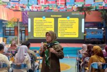 Kepala SD Muhammadiyah 1 Solo Sri Sayekti sedang memaparkan materi program kesiswaan di hadapan wali murid baru.