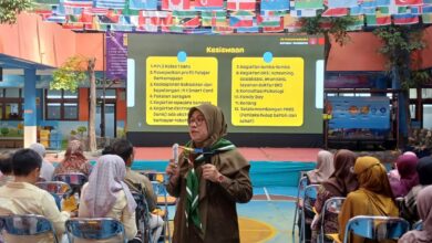 Kepala SD Muhammadiyah 1 Solo Sri Sayekti sedang memaparkan materi program kesiswaan di hadapan wali murid baru.