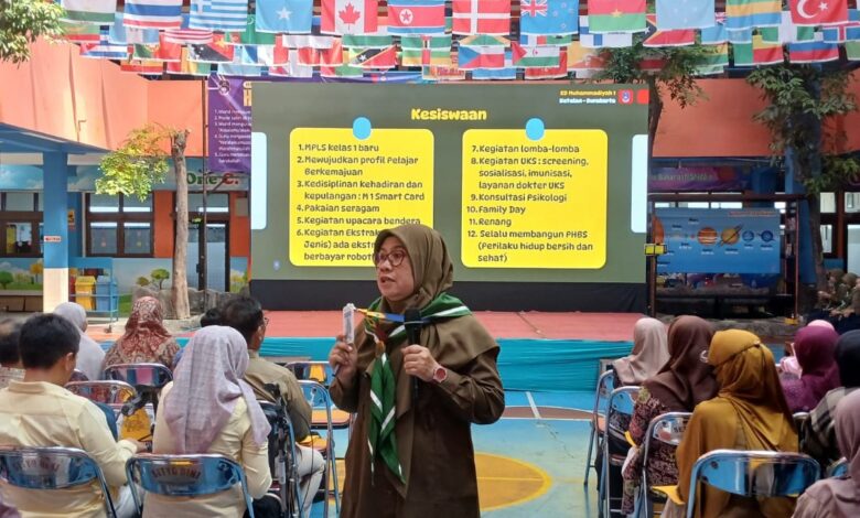 Kepala SD Muhammadiyah 1 Solo Sri Sayekti sedang memaparkan materi program kesiswaan di hadapan wali murid baru.