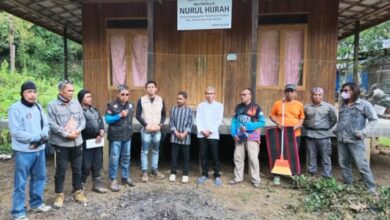 Komunitas BikersMu Korwil Kalsel berfoto bersama warga di depan Mushalla Nurul Hijrah, Paramasan Bawah.