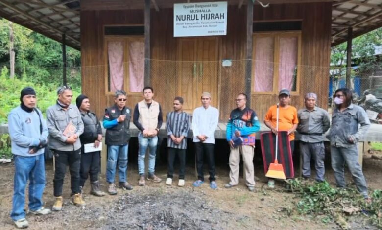 Komunitas BikersMu Korwil Kalsel berfoto bersama warga di depan Mushalla Nurul Hijrah, Paramasan Bawah.