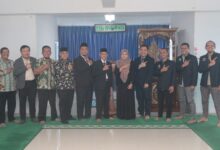 Metadata Gambar untuk CMS Wordpress 1. Teks Alt (Alternative Text)(Fokus: Deskriptif untuk aksesibilitas, mengandung keyword utama, ringkas). Sebelas tokoh utama pelantikan direksi baru RS Fastabiq Pati berpose bersama di dalam masjid, memberikan pose jempol dan tersenyum, berlatar belakang mimbar kayu ukiran dan layar jam digital, menandai komitmen kemandirian dan transformasi pelayanan kesehatan.