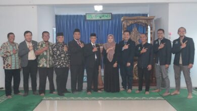 Metadata Gambar untuk CMS Wordpress 1. Teks Alt (Alternative Text)(Fokus: Deskriptif untuk aksesibilitas, mengandung keyword utama, ringkas). Sebelas tokoh utama pelantikan direksi baru RS Fastabiq Pati berpose bersama di dalam masjid, memberikan pose jempol dan tersenyum, berlatar belakang mimbar kayu ukiran dan layar jam digital, menandai komitmen kemandirian dan transformasi pelayanan kesehatan.