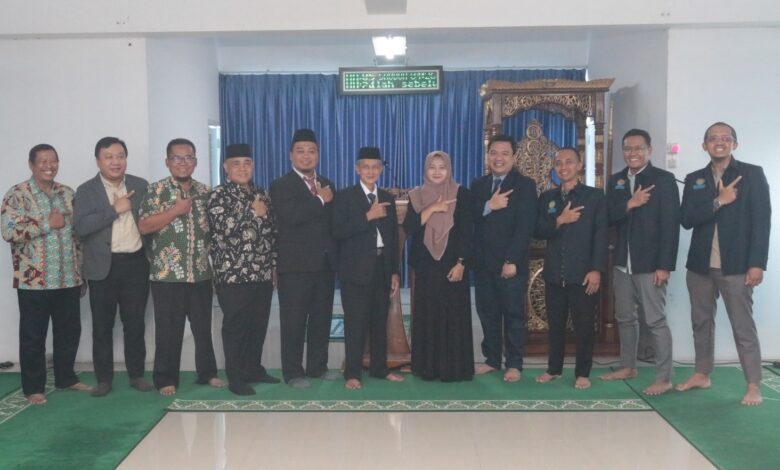 Metadata Gambar untuk CMS Wordpress 1. Teks Alt (Alternative Text)(Fokus: Deskriptif untuk aksesibilitas, mengandung keyword utama, ringkas). Sebelas tokoh utama pelantikan direksi baru RS Fastabiq Pati berpose bersama di dalam masjid, memberikan pose jempol dan tersenyum, berlatar belakang mimbar kayu ukiran dan layar jam digital, menandai komitmen kemandirian dan transformasi pelayanan kesehatan.