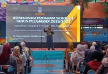 Ustaz Dwi Jatmiko memberikan materi tentang peran orang tua dalam pendidikan karakter di SD Muhammadiyah 1 Ketelan.
