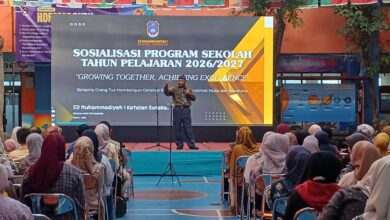 Ustaz Dwi Jatmiko memberikan materi tentang peran orang tua dalam pendidikan karakter di SD Muhammadiyah 1 Ketelan.
