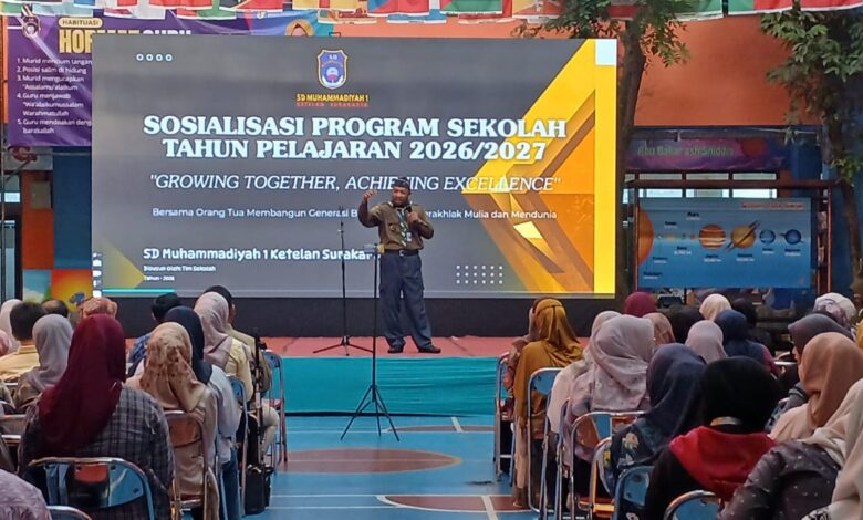 Ustaz Dwi Jatmiko memberikan materi tentang peran orang tua dalam pendidikan karakter di SD Muhammadiyah 1 Ketelan.