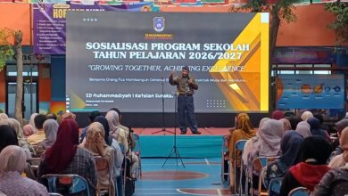 Ustaz Dwi Jatmiko memberikan kultum tentang pentingnya keterlibatan orang tua dalam pendidikan anak di depan wali murid SD Muhammadiyah 1 Ketelan Surakarta.