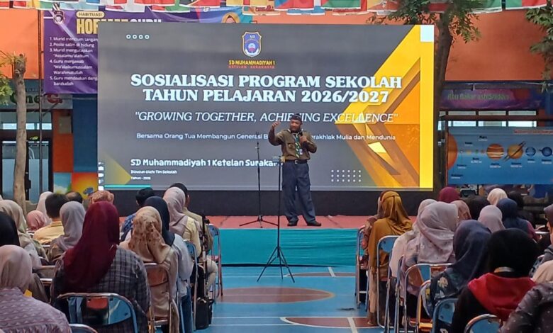 Ustaz Dwi Jatmiko memberikan kultum tentang pentingnya keterlibatan orang tua dalam pendidikan anak di depan wali murid SD Muhammadiyah 1 Ketelan Surakarta.
