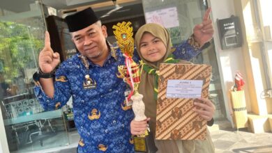 Tabina Khansa Nirwasita siswi SD Muhammadiyah 16 Surakarta memegang piala Juara 1 lomba menulis cerita FLS3N Surakarta 2026