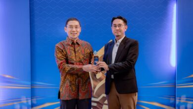 Wakil Rektor UMS Prof Supriyono dan Wakil Dekan FKIP UMS Dr Miftakhul Huda memegang trofi penghargaan SBBI Awards 2026 dengan latar belakang panggung biru bertuliskan Winning Value Driving Impact.