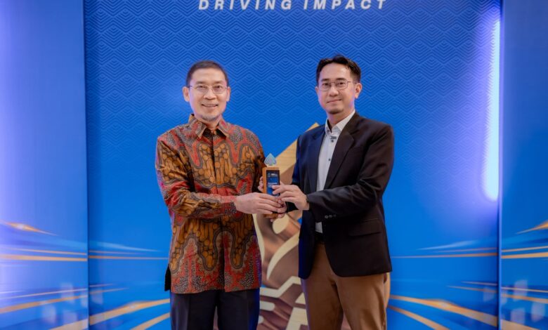 Wakil Rektor UMS Prof Supriyono dan Wakil Dekan FKIP UMS Dr Miftakhul Huda memegang trofi penghargaan SBBI Awards 2026 dengan latar belakang panggung biru bertuliskan Winning Value Driving Impact.
