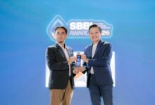 Wakil Dekan FKIP UMS, Dr. Miftakhul Huda (kiri), menerima trofi SBBI Awards 2026 di The Alana Hotel Solo.