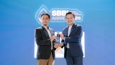 Wakil Dekan FKIP UMS, Dr. Miftakhul Huda (kiri), menerima trofi SBBI Awards 2026 di The Alana Hotel Solo.