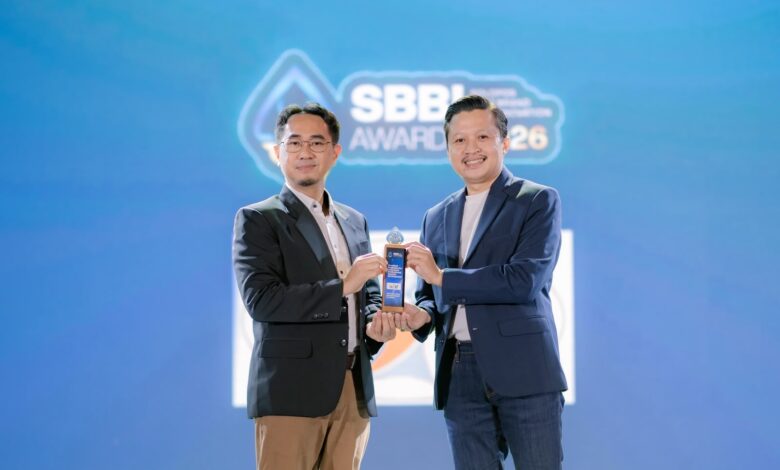 Wakil Dekan FKIP UMS, Dr. Miftakhul Huda (kiri), menerima trofi SBBI Awards 2026 di The Alana Hotel Solo.