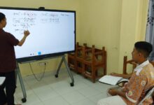 Siswa SMP At-Tajdid Cepu mengikuti bimbingan intensif persiapan lolos OSN SMP 2026 menggunakan papan tulis interaktif bersama guru pembimbing.