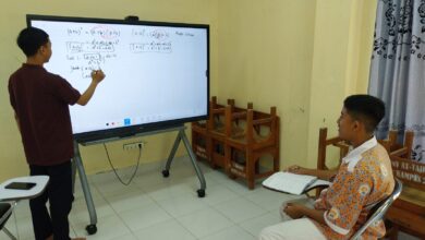 Siswa SMP At-Tajdid Cepu mengikuti bimbingan intensif persiapan lolos OSN SMP 2026 menggunakan papan tulis interaktif bersama guru pembimbing.