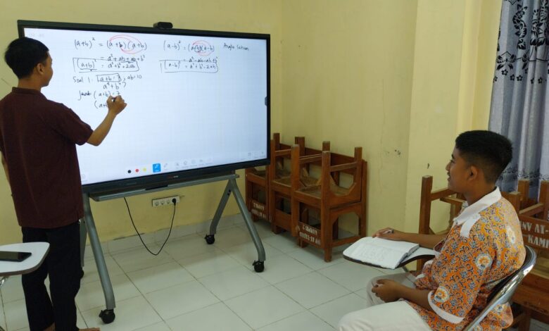 Siswa SMP At-Tajdid Cepu mengikuti bimbingan intensif persiapan lolos OSN SMP 2026 menggunakan papan tulis interaktif bersama guru pembimbing.