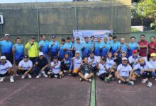 Foto bersama civitas academica Universitas Muhammadiyah Surakarta dan rombongan wali mahasiswa asal Jepara di lapangan tenis UMS.