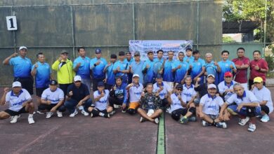 Foto bersama civitas academica Universitas Muhammadiyah Surakarta dan rombongan wali mahasiswa asal Jepara di lapangan tenis UMS.