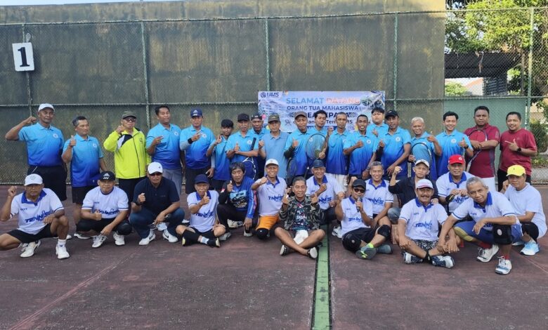 Foto bersama civitas academica Universitas Muhammadiyah Surakarta dan rombongan wali mahasiswa asal Jepara di lapangan tenis UMS.