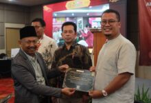 Penyerahan penghargaan kurikulum internasional terbaik AICIRE 2026 kepada program studi S2 PAI UMS.