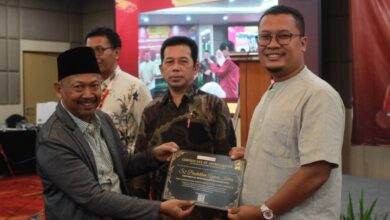 Penyerahan penghargaan kurikulum internasional terbaik AICIRE 2026 kepada program studi S2 PAI UMS.