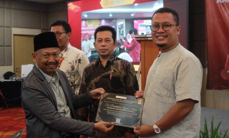 Penyerahan penghargaan kurikulum internasional terbaik AICIRE 2026 kepada program studi S2 PAI UMS.