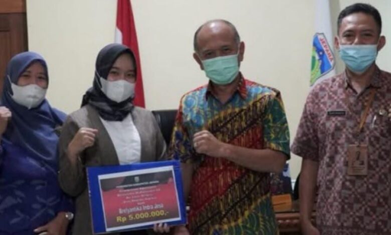 Mahasiswi Jepara ke Jepang saat menerima dukungan dari Bupati Jepara Witiarso Utomo di ruang kerja Bupati.