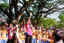 Sekelompok murid SD Muhammadiyah PK Solo melepas burung perkutut ke udara didampingi para guru dan kepala sekolah dalam kegiatan puncak MPLS Ramah Anak 2026 yang berlangsung di Taman Balekambang Solo.