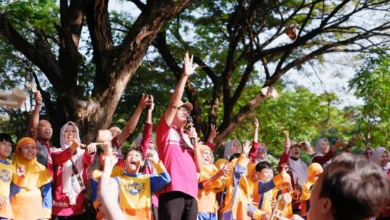 Sekelompok murid SD Muhammadiyah PK Solo melepas burung perkutut ke udara didampingi para guru dan kepala sekolah dalam kegiatan puncak MPLS Ramah Anak 2026 yang berlangsung di Taman Balekambang Solo.