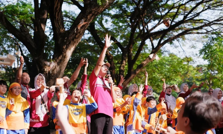 Sekelompok murid SD Muhammadiyah PK Solo melepas burung perkutut ke udara didampingi para guru dan kepala sekolah dalam kegiatan puncak MPLS Ramah Anak 2026 yang berlangsung di Taman Balekambang Solo.