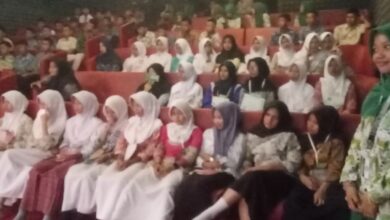 Siswa baru antusias mengikuti Fortasi SMK Migas Muhammadiyah Cilacap saat menonton film di bioskop sekolah.