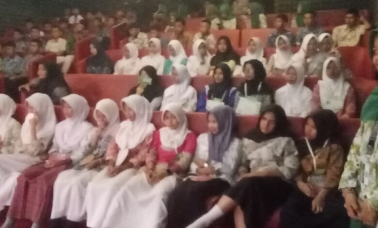 Siswa baru antusias mengikuti Fortasi SMK Migas Muhammadiyah Cilacap saat menonton film di bioskop sekolah.